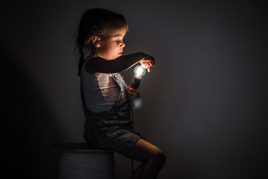 Miedo a la oscuridad infantil: causas y maneras de ayudar